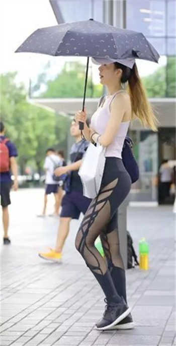 儿子戴面具约会妈妈