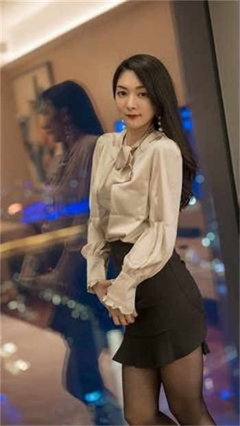 儿子戴面具约会妈妈