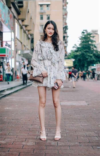 儿子戴面具约会妈妈