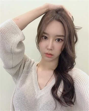 证美丽的护士妈妈