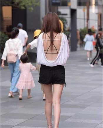 李瓶儿和太监在一起