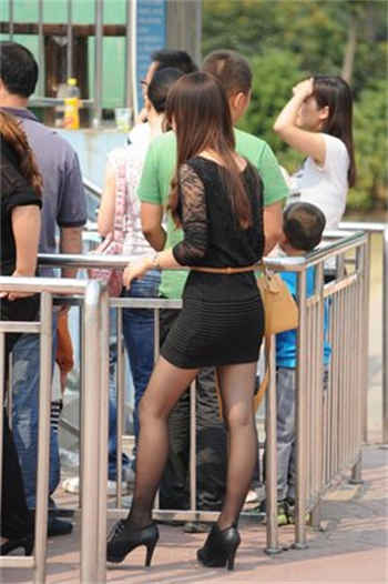 富人庄园三个女人