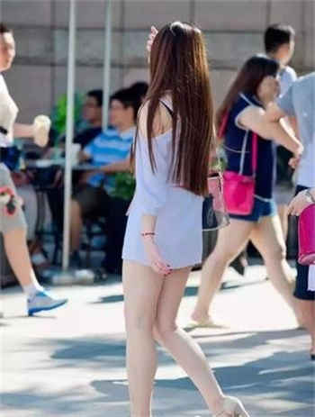 不听话往下面倒红酒