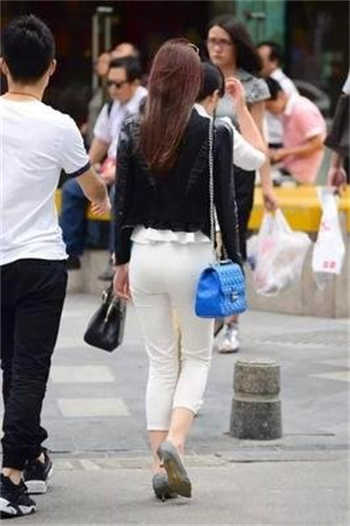 网红女神恶犬花纹旗袍