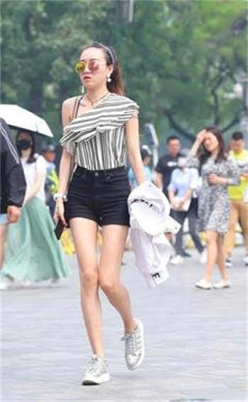 在摇摆的电动车