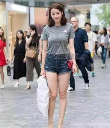 一个人牵着马鞠躬的图片