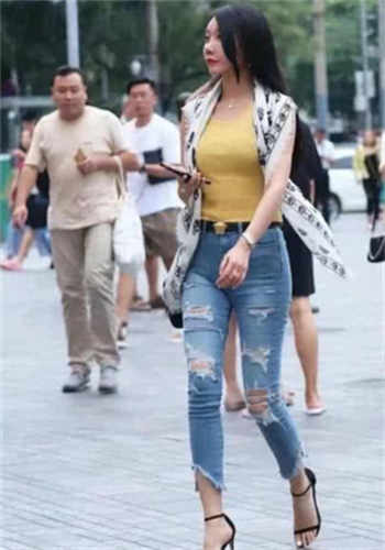 一名女子在大街上拉屎
