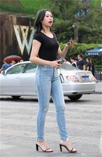 在父亲的灵堂前如如影视