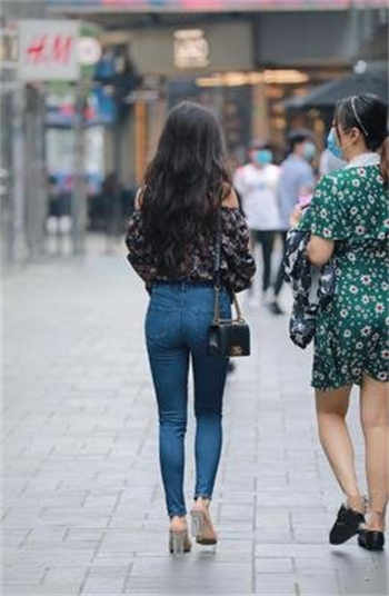 国产短发眼镜妹打电话